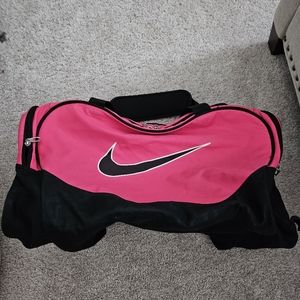 Vintage Nike Brasilia Gym/Travel Bag in Pink and Black Medium